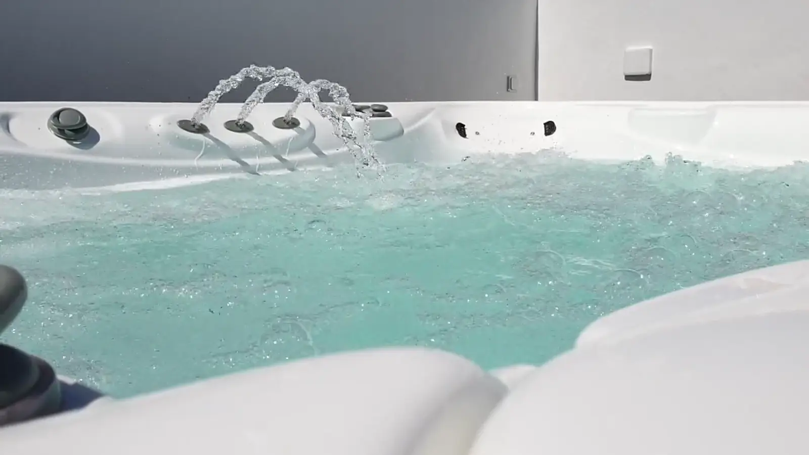 Hidromasaje blanco con chorros de agua en funcionamiento